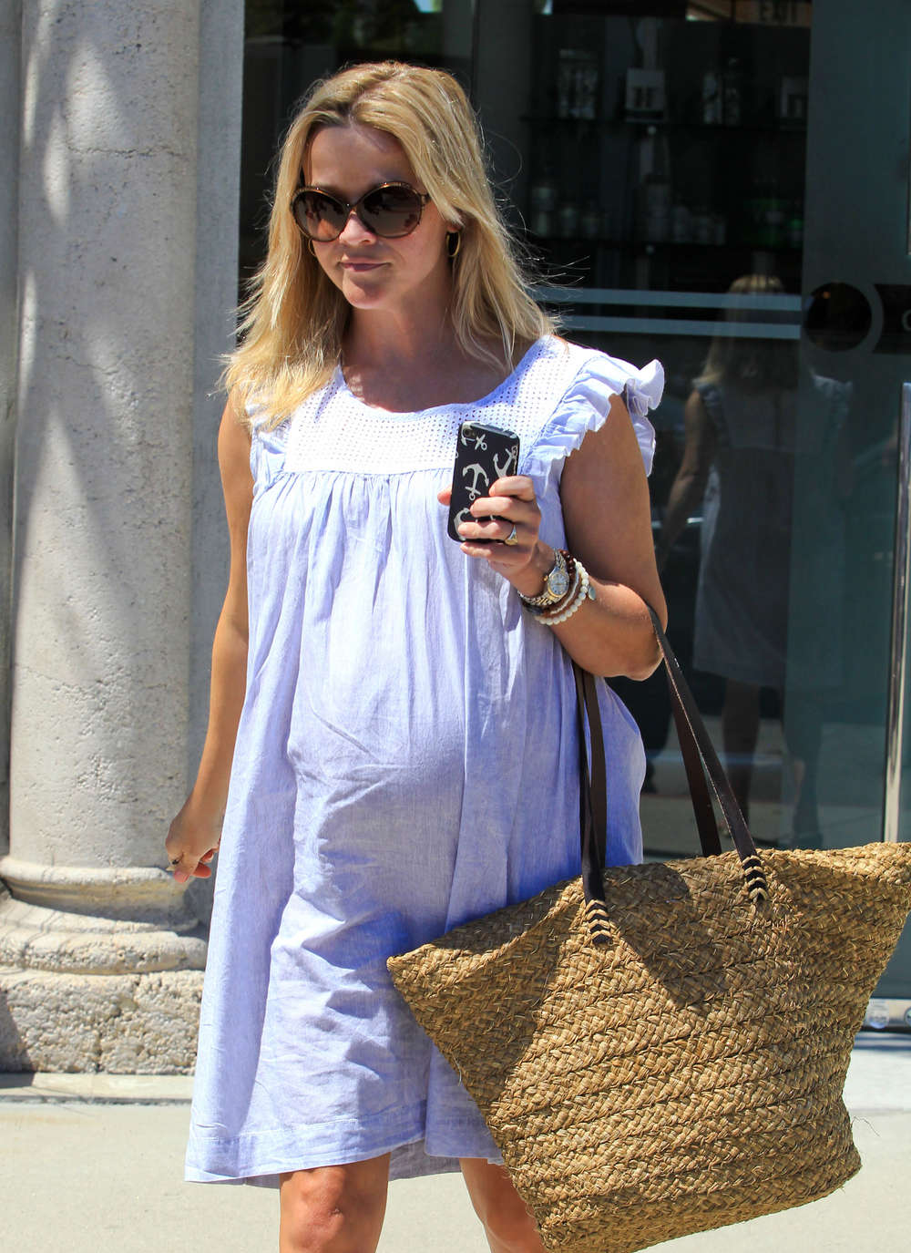 Reese Witherspoon - shows off her pregnant figure in white dress